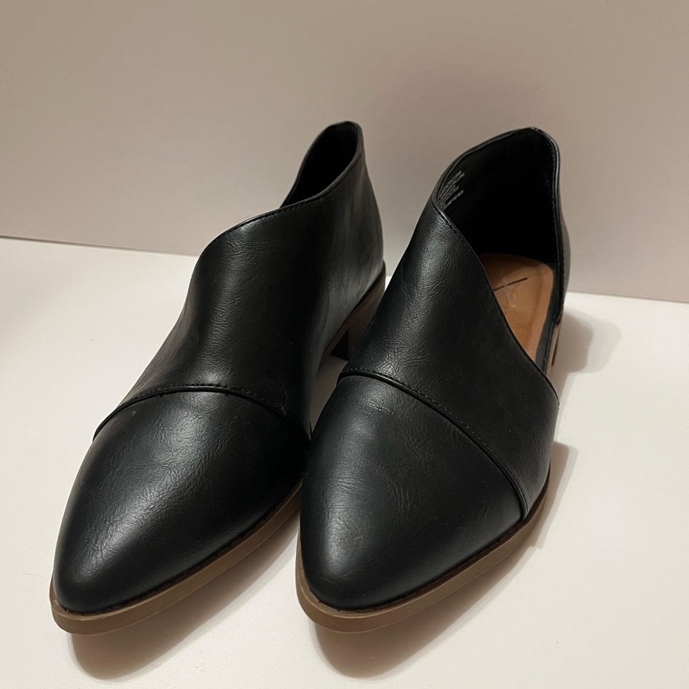 Universal thread Black flats cut out, Womens size 9